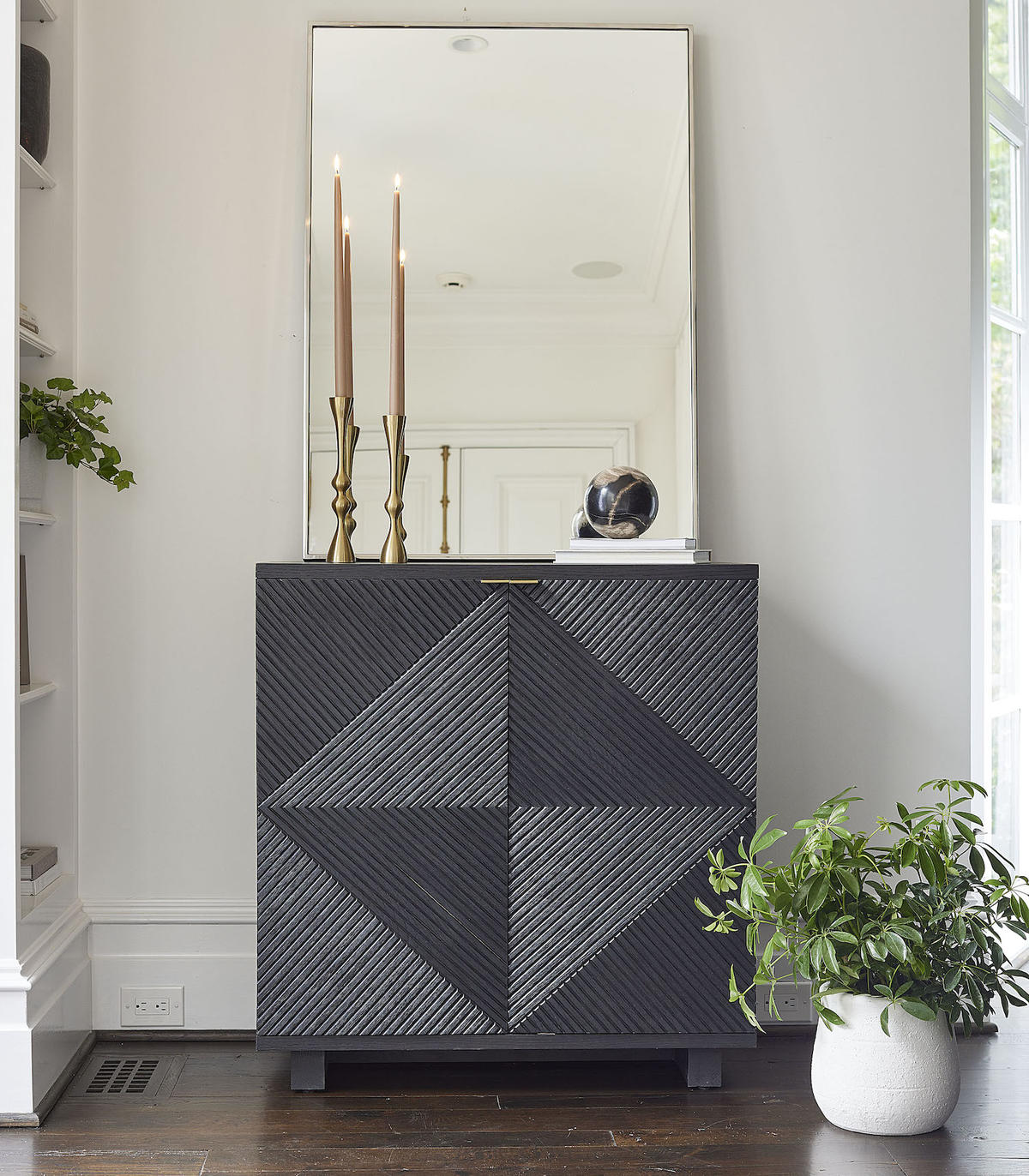 Basic geometry: 6 simple ways to integrate the triangle trend into a room