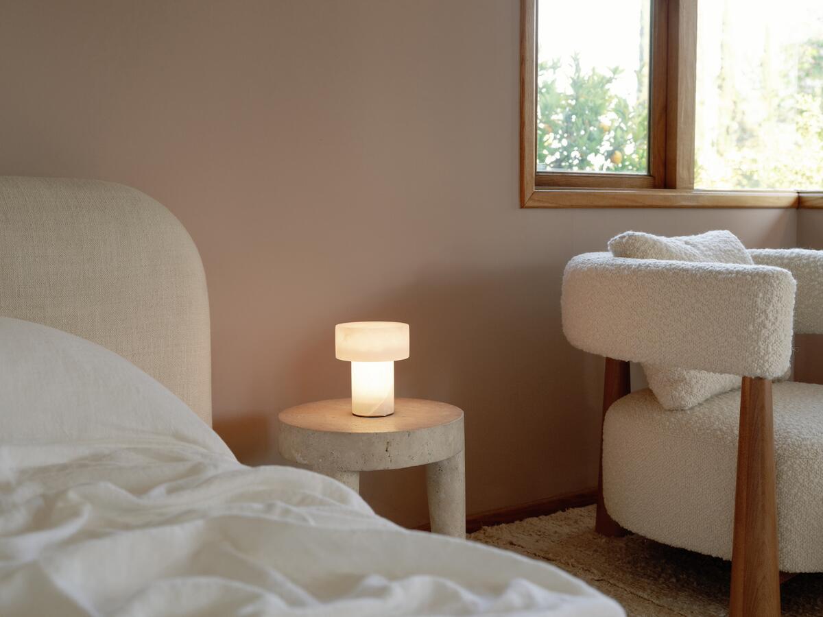 The portable accent lamp Una by Kelly Wearstler