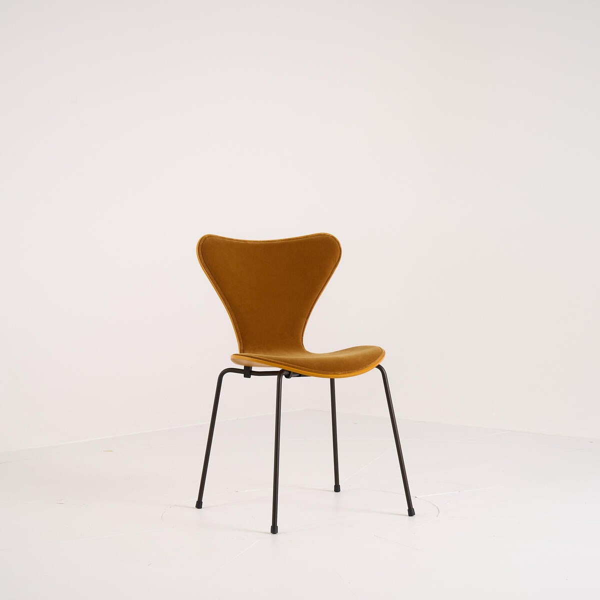 Bringing the outlet model to high-end modern furniture