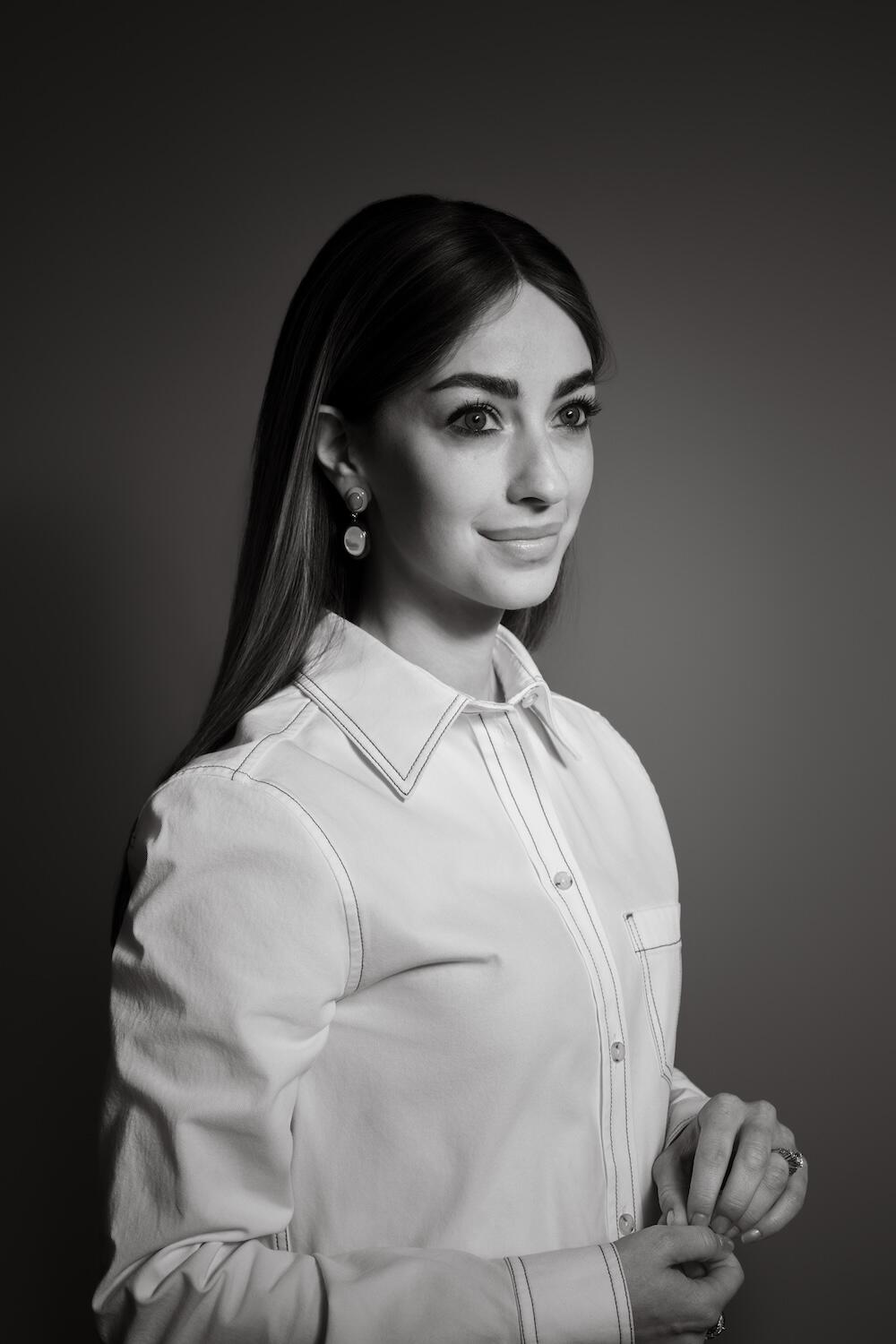 Abigail Kahan’s time-honored mix of rose-colored velvet, papier-mâché wall panels, and a crackled eggshell finish