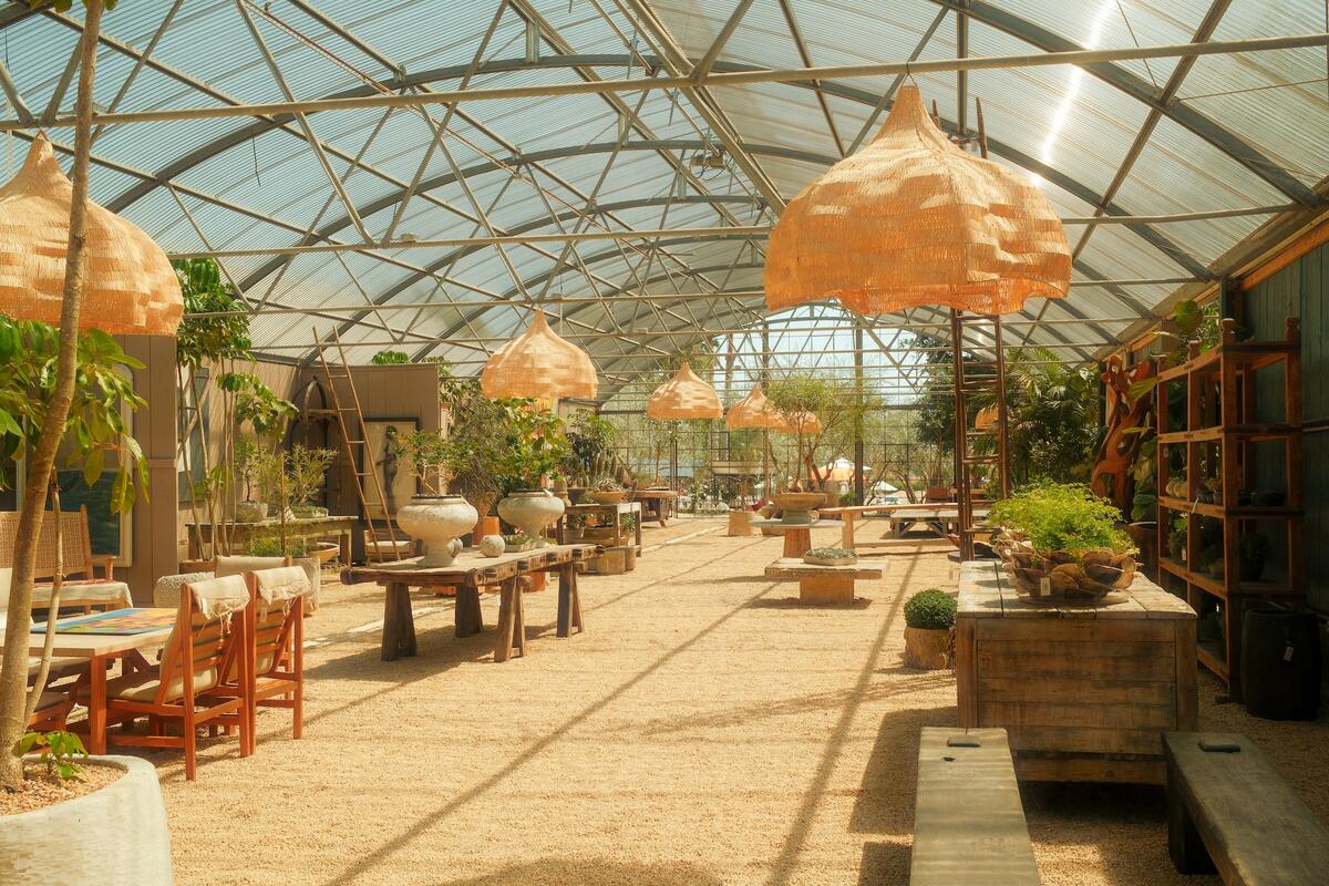 Natural Curiosities unveils a jewel box showroom in New York, Janus et Cie revamps its LA outpost, and more