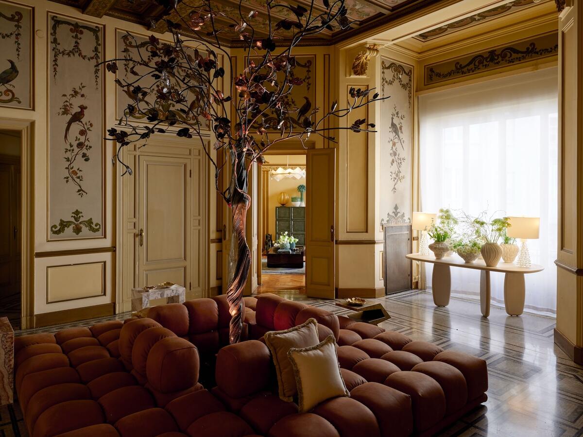 Sasha Adler’s vestibule design for L’Appartamento by Artemest, including La Fucina di Efesto’s Arbor Vitae sculpture 