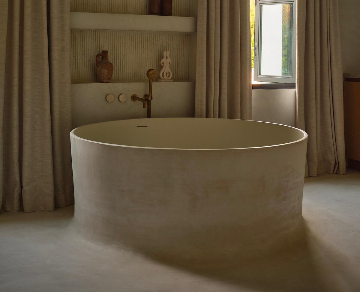 This stoneworker elevates bathtubs into works of art