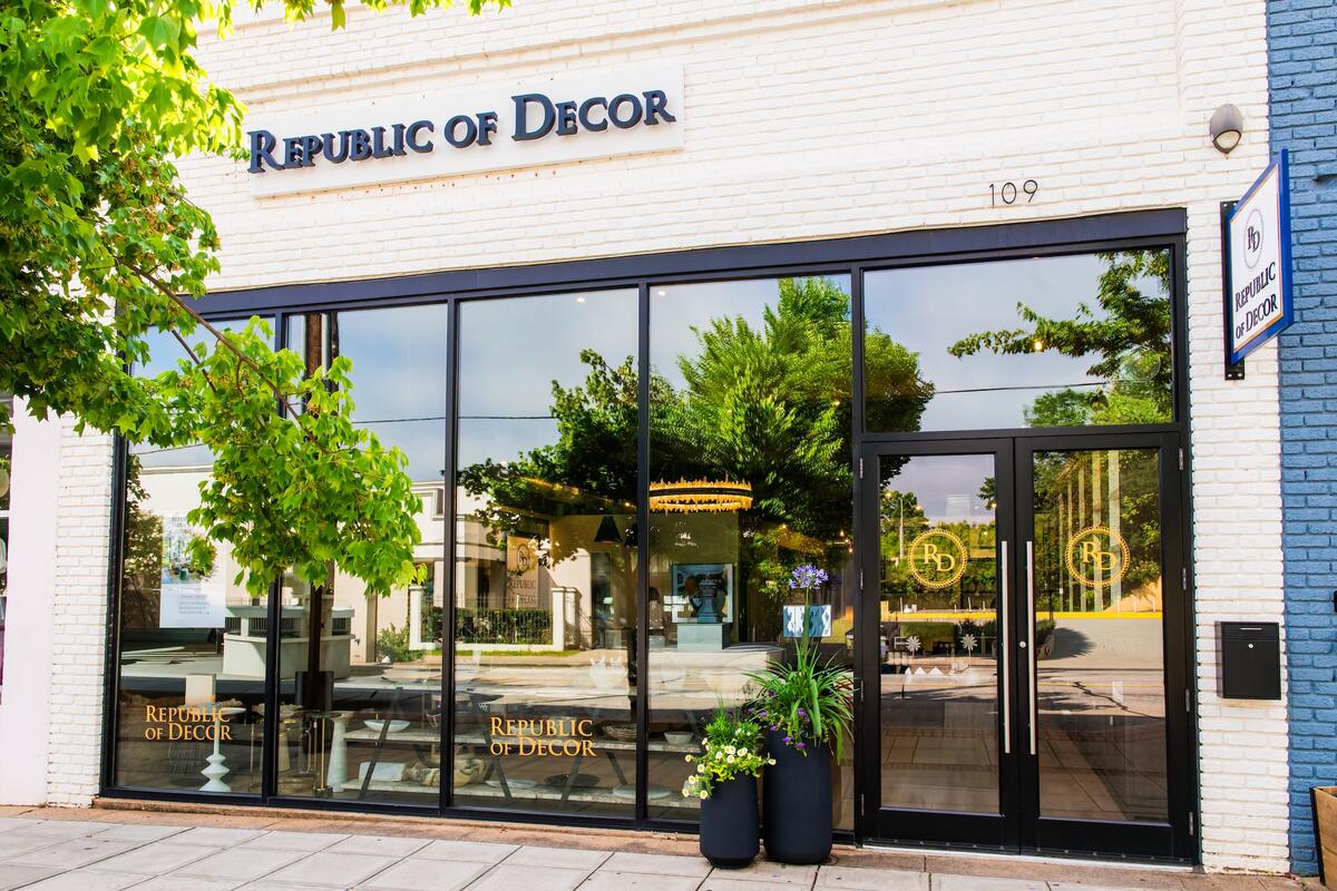 Lowe Hardware finds a new Manhattan neighborhood, Lalique opens in Osaka, and more
