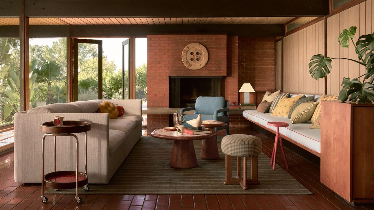 Pl su26 emma chamberlain stacked cushion sofa living room main v01 007 dreampip