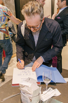 Clinton Smith signs his ‘VERANDA Inspired by Color’ book for a lucky raffle winner.
