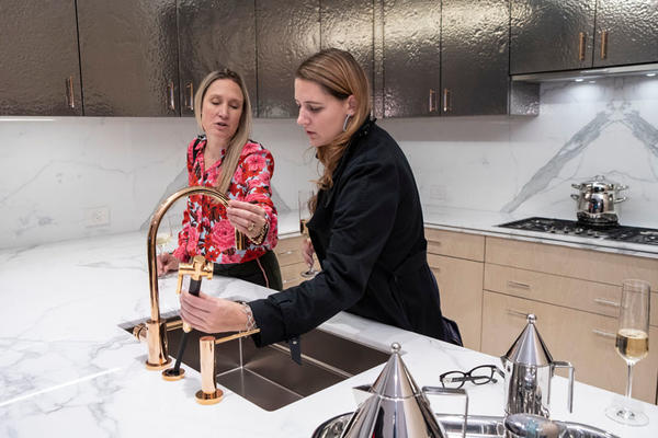 Jane Francisco and Hadley Keller try out the Dornbracht Tara fixtures in the Cyprum high-gloss finish, made from 18-carat gold and copper.