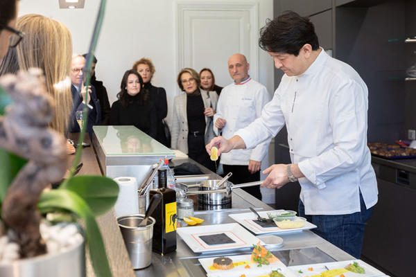Guests fascinated by chef Tomonori Danzaki