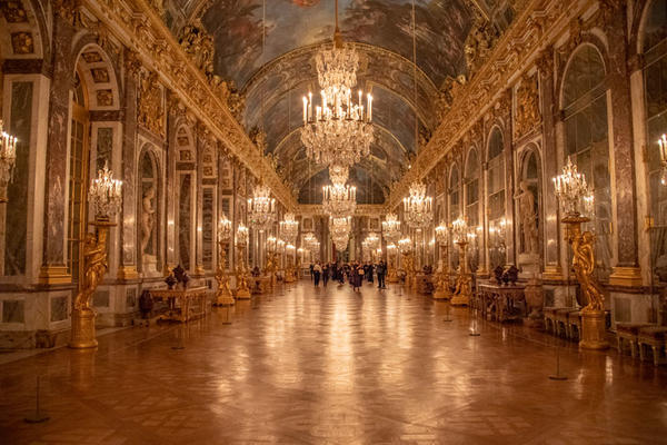 Guests toured the Hall of Mirrors.