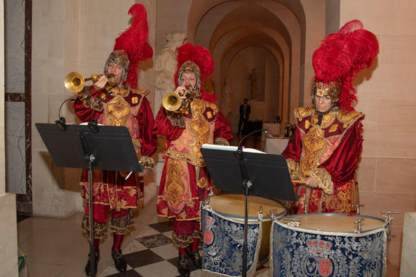 A Baroque musical trio entertained guests in the style of the court of Louis XIV.