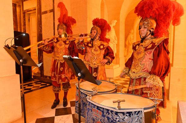 Musicians played drums and trumpets in the style of the court of Louis XIV.
