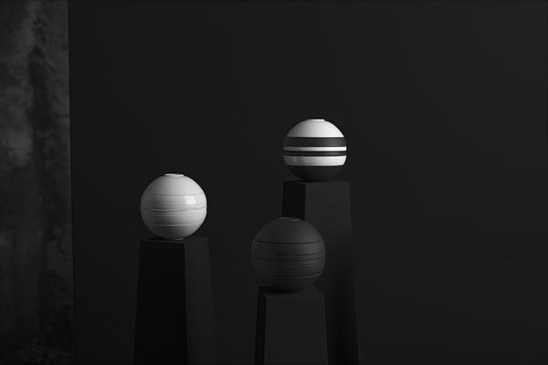 La Boule in White, Black and Striped