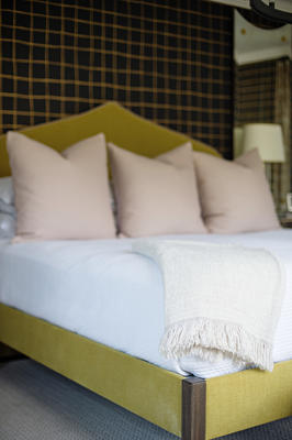 The Crown Bed in Italian Blend, Lemongrass
