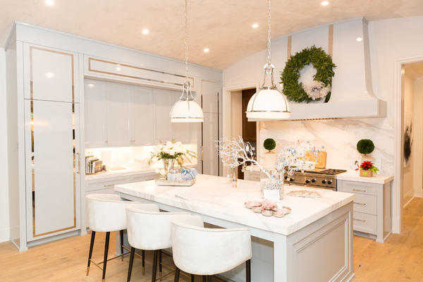 The showhouse kitchen was designed by The Jane Group with custom cabinets by Bell Cabinetry, countertops by Temmer, faucets by Renaissance Tile & Bath, and appliances
from Howard Payne Company.