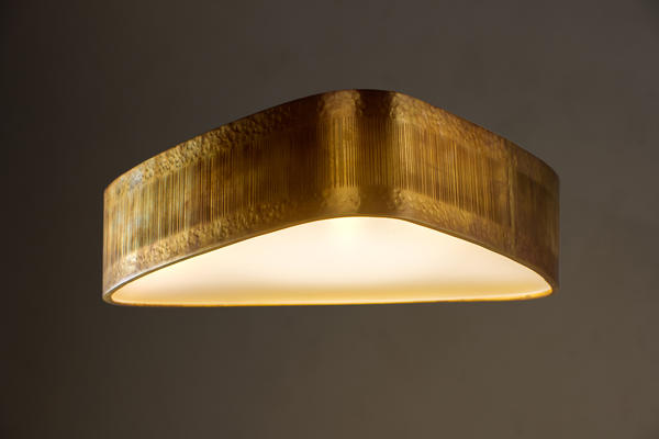The soft triangular shape of the Allegra Bulkhead creates a unique ceiling light. Made out of solid brass and with a textured surface pattern, the Allegra Bulkhead epitomises the organic feel of the collection. 