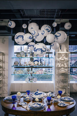 In the new Mottahedeh showroom on floor 9, hand-decoupage lanterns by chief visual officer Paul Wojcik perfectly complemented the brand’s Blue Dragon introductions.