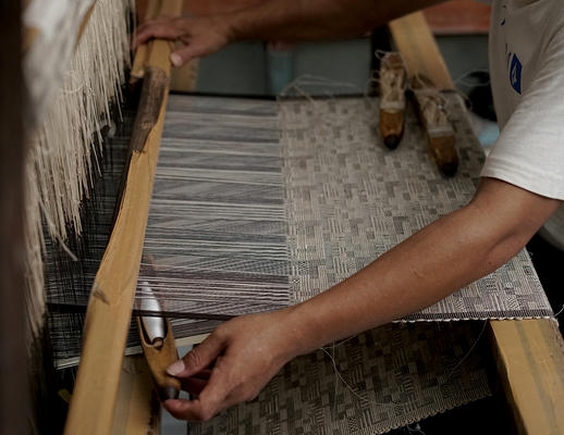 Joinery woven-to-size grassweave window covering on the loom
