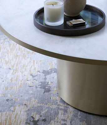 Adelaide pedestal coffee table, in green Himalayan onyx with champagne-hued brass, on the Isola hand-knotted rug.