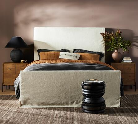 The Daphne slipcover bed in Belgian-made linen from Libeco