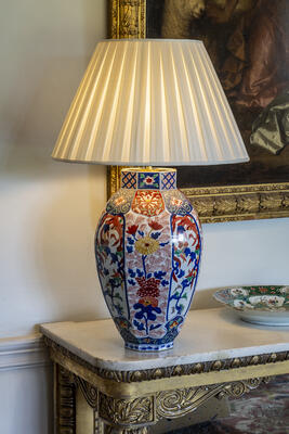 This Imari table lamp is inspired by 17th century Japanese porcelain from Arita. Octagonal in shape, it has delicate hand-painted floral decoration with a translucent glaze