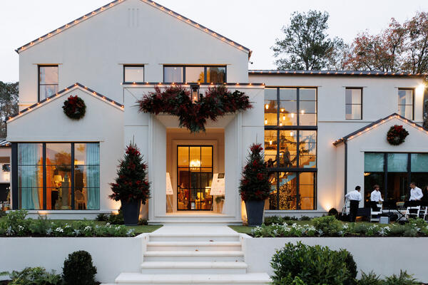 Located in Buckhead’s Chastain Park, the 2023 Home for the Holidays Showhouse was the
product of architect Rodolfo Castro, builder Pradera Group and interior designer Kit Castaldo
Design with landscape firms Floralis Design and Live Oak Manors