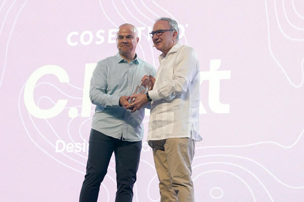 While introducing Francisco “Paco” Martínez-Cosentino, Bill Darcy, global president and CEO of the National Kitchen and Bath Association and Kitchen and Bath Industry Show, acknowledged Cosentino’s 25-year tenure as a KBIS participant 