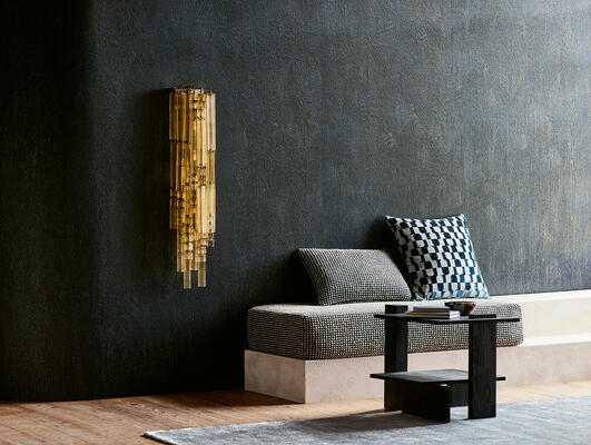 The Onuma wallcovering is a tactile masterpiece, presenting an intriguing three-dimensional display of linear feather-like shapes. Reminiscent of an intricate carving, it seamlessly blends layered fibrous textures with captivatingly luxe metallic reflections