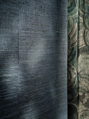 Cerium sees rugged natural raffia hand-woven and overpainted with chalky matte or muted metallic effects, revealing an authentic and characterful wallcovering