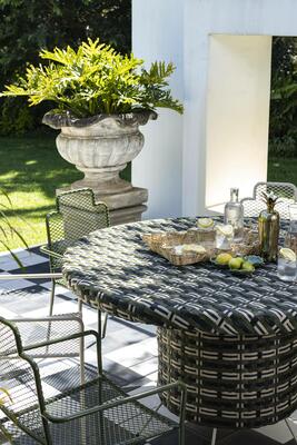 Woven outdoor dining table in Palm
