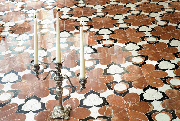 Luca, a waterjet-cut mosaic, shown in honed Bianco Antico, polished Rojo Alicante and Dahlia