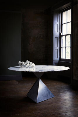 AVA dining table