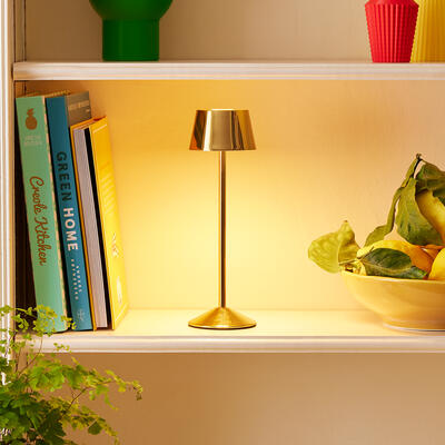 Scoon cordless table lamp in Gloss Brass