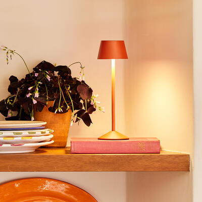 Scoon cordless table lamp in Rust