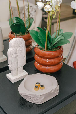 Decorative objets enliven a table