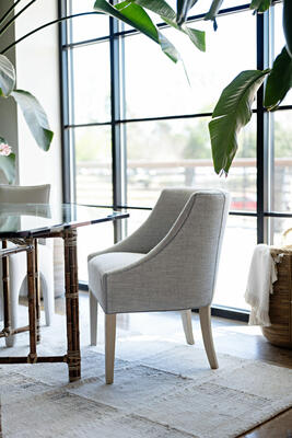 Introducing the Evans dining chair, which combines comfort and style with its generous seating 