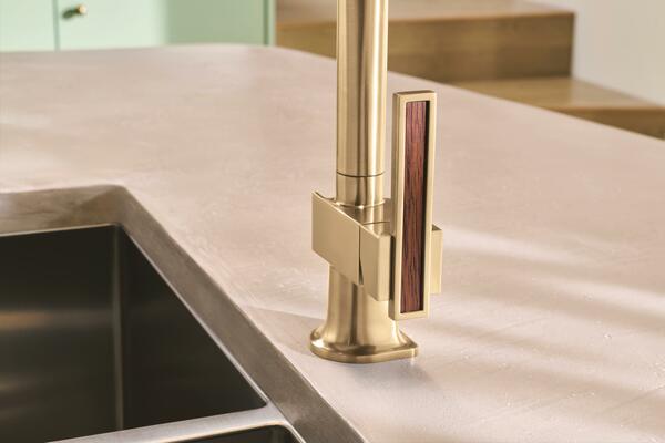 Pull-down kitchen faucet with wood inlay lever handle in Brilliance Luxe Gold