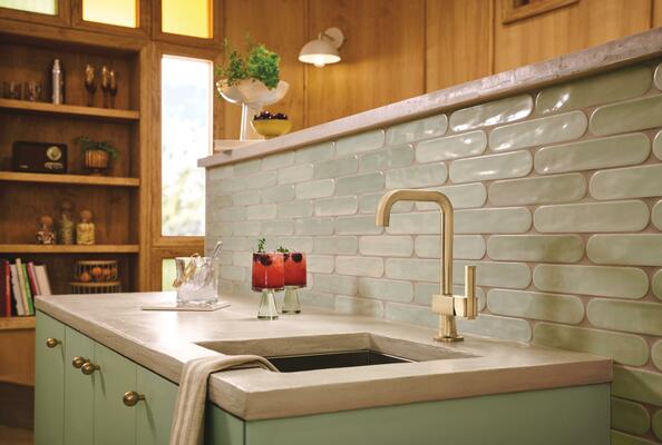 Bar faucet with square spout and lever handle in Brilliance Luxe Gold