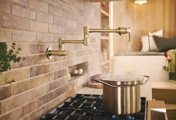 Pot filler in Brilliance Luxe Gold