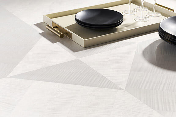 A Sea Salt finish accentuates the elegance of the exquisite veneers in the Splendor dining table