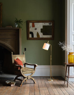 Tangley floor lamp: Defined by its movable double stem, which can be raised up and down