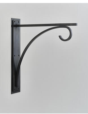 External wall bracket: Available in large and small sizes; designed for a selection of Vaughan’s outdoor ceiling lanterns