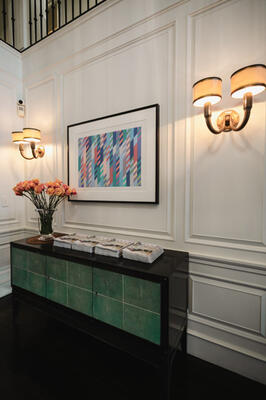 Copies of the latest issue of “Elle Decor” awaited guests in the foyer