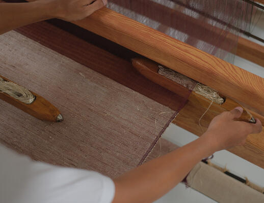 Woven-to-size grassweave Glimmer in Cinnabar on the loom