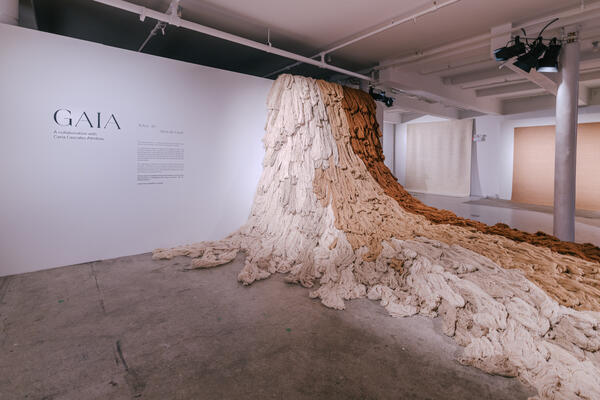 The experience centered around a dramatic, larger-than-life yarn installation created in collaboration with multidisciplinary artist Carla Cascales Alimbau