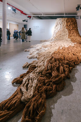 The experience centered around a dramatic, larger-than-life yarn installation created in collaboration with multidisciplinary artist Carla Cascales Alimbau