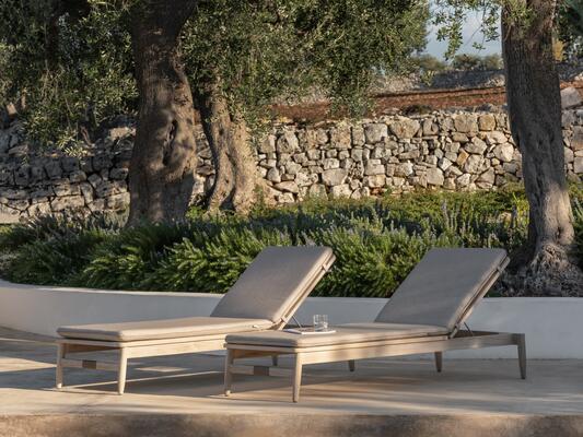 David is a full collection that includes the distinctive sunlounger