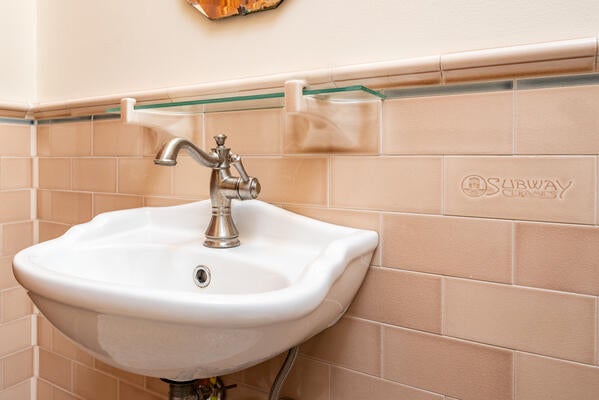 The understated richness of this Blush translucent crackle features matching sculptural accessories