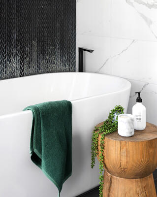 Corisa Grand, a waterjet-cut mosaic, shown in tumbled Nero Marquina, Verde Alpi, Kay’s Green, Dark Chartreuse and Spring Green