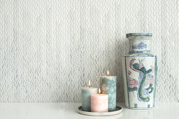 Corisa Grand, a waterjet-cut mosaic, in tumbled Angora, Carrara, Thassos, Calacatta Radiance and Snow White