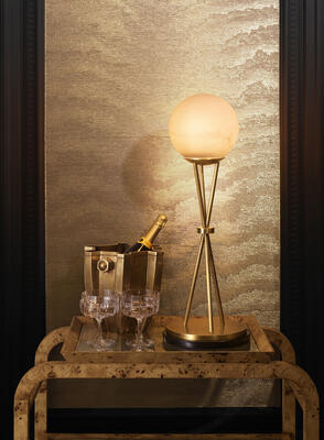 Table lamp Izzy: An alabaster globe rests delicately atop a tripod of tapered brass rods
